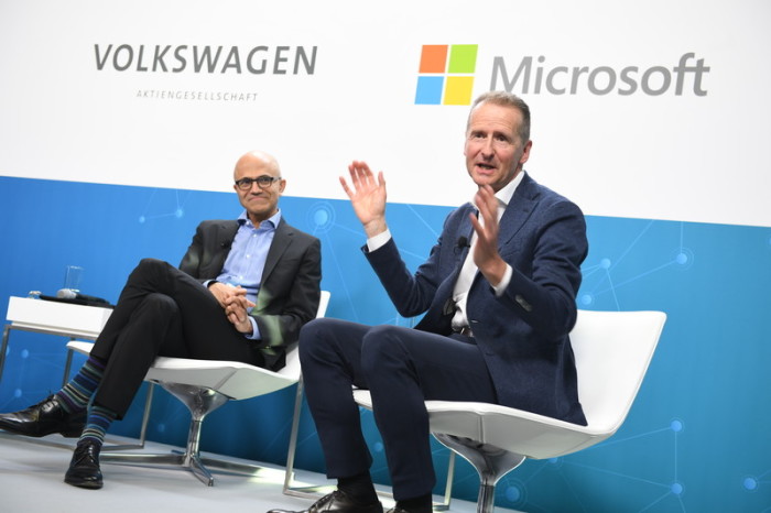Microsoft-Chef Satya Nadella (L) und Vorstandsvorsitzender der Volkswagen AG, Herbert Diess (R). Foto: epa/Clemens Bilan