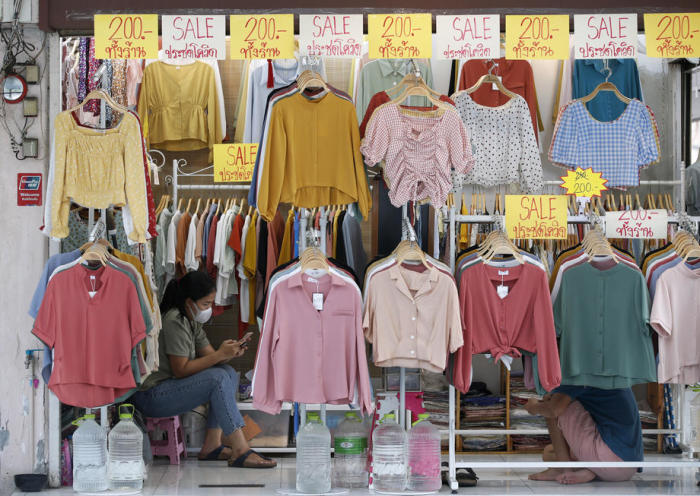 Thailands Einzelhandel steht eine lange Durststrecke bevor. Im Bild eine Textilienhändlerin in Bangkok. Auch sie leidet unter der ausbleibenden Kundschaft. Foto: epa/Rungroj Yongrit