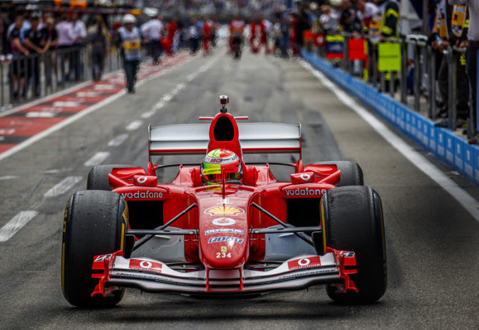 Michael Schumacher von der Scuderia Ferrari fährt den deutschen Formel-2-Piloten Mick Schumacher. Foto: epa/Srdjan Suki