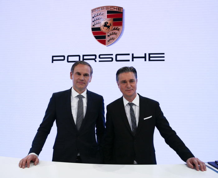 Oliver Blume (L), Vorstandsvorsitzender der Porsche AG, und Finanzvorstand Lutz Meschke (R) stellen nach der Bilanzpressekonferenz der Porsche AG am 16. März 2018 in Stuttgart aus. Die Porsche AG präsentiert während der Konferenz ihre Geschäftsergebnisse 