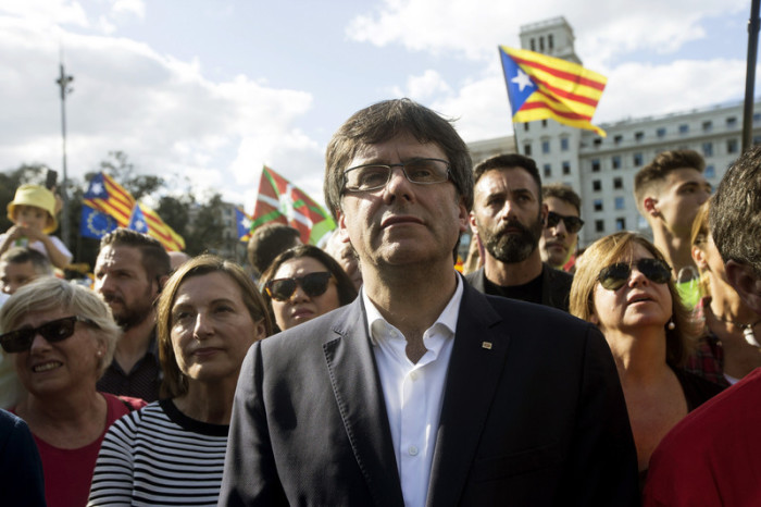  Regierungschef Carles Puigdemont (M.). Foto: epa/Quique Garcia