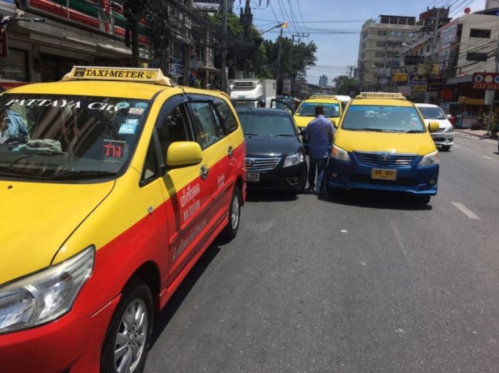 Immer wieder kommt es zu Übergriffen durch die Fahrer der lizenzierten Taxis auf die private Konkurrenz von Grab. Foto: The Nation