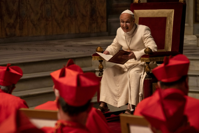 Schauspieler Marcello Romolo als Papst Franziskus II. in einer Szene der ersten Episode der neuen Serie 