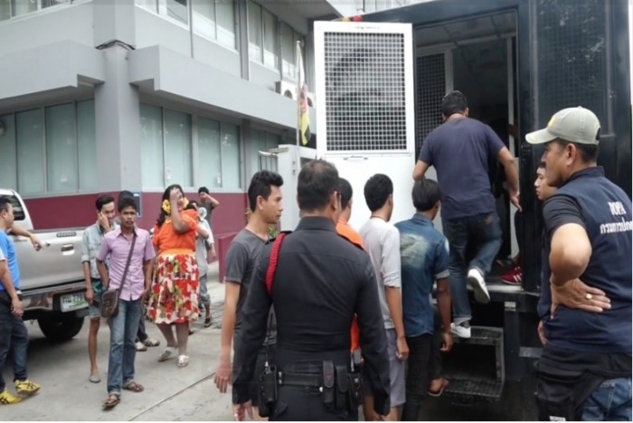 Fotoaufnahme der ‚Daily News Thailand‘: Vor dem Gebäude der Polizeidirektion Chaweng-Bophut besteigen Samstagmorgen mehrere Festgenommene den Gefängnistransporter.