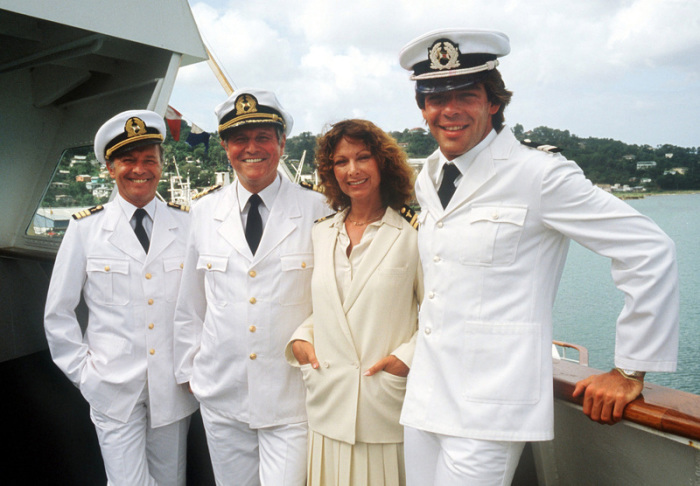 Die „Traumschiff“-Crew von 1983 (v.l.n.r.): Horst Naumann als Schiffsarzt, Heinz Weiss als Kapitän, Heide Keller als Stewardess und Sascha Hehn als Steward. Foto: Klar/dpa