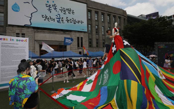 Ein Mitglied des Seoul Queer Culture Festival bereitet sich darauf vor, das 