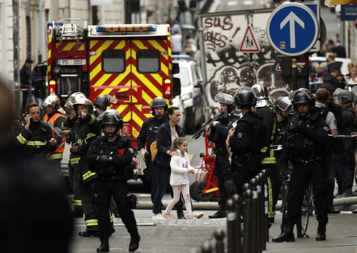 Eine Geiselnahme sorgte für einen Großeinsatz der Polizei in Paris. Foto: epa/Yoan Valat