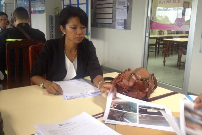Die frühere Verlobte des getöteten Andreas Walter, Patcharin M., prüft vor dem Provinzgericht auf Phuket die Prozessunterlagen und Beweisbilder – das Foto schoss ein Reporter der Phuket Gazette.
