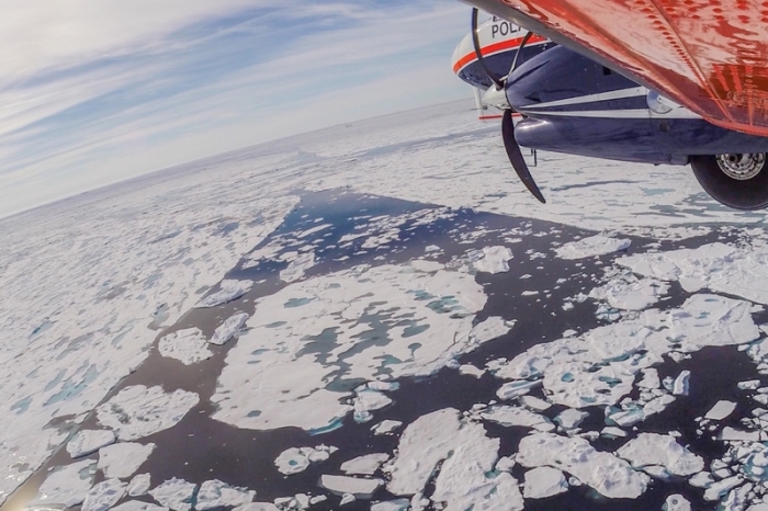 Das Polar 6 Forschungsflugzeug des Alfred-Wegener-Instituts fliegt während der IceBird-Eisdickenvermessung über dem Arktischen Ozean. Foto: E. Horvath/Alfred-wegener-institut/dpa