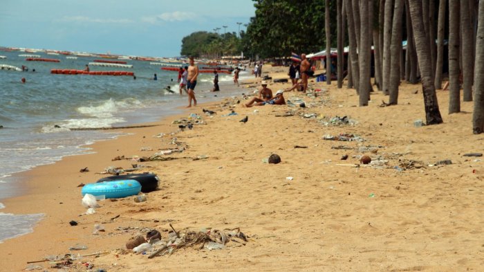 Der Jomtien-Strand voller Müll