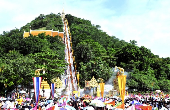 In Uthai Thani wird jedes Jahr an Ok Phansa die Tak-Bat-Devo-Zeremonie, wenn die Mönche die Stufen vom Tempelberg hinabsteigen und von der Bevölkerung empfangen werden. Foto: Tourism Authority Of Thailand.