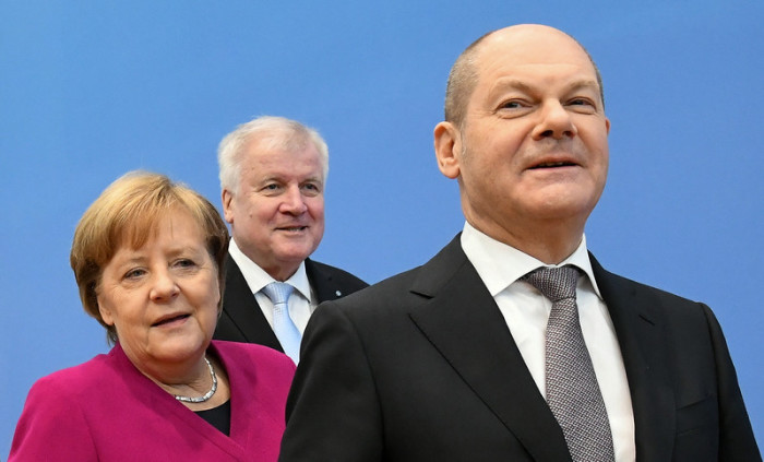 Bundeskanzlerin Angela Merkel (l.), Horst Seehofer (M.) und Olaf Scholz (r.). Foto: epa/Clemens Bilan