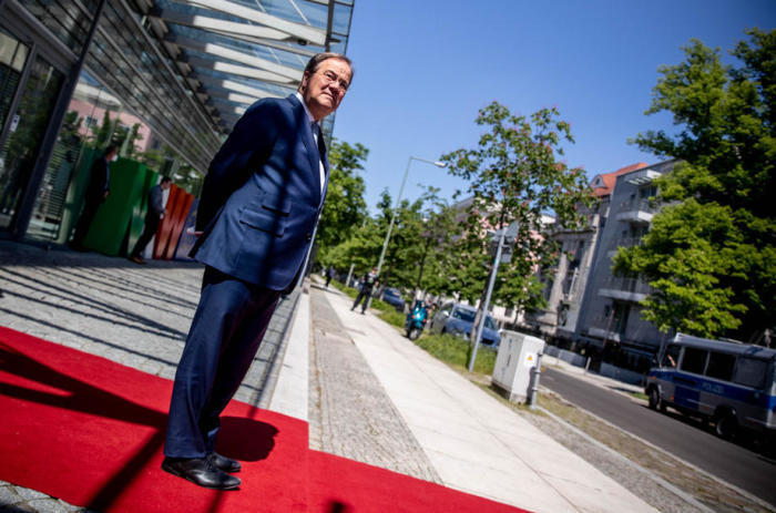 Der CDU-Vorsitzende Armin Laschet wartet auf die Ankunft des österreichischen Bundespräsidenten in Berlin. Foto: epa/Filip Singer