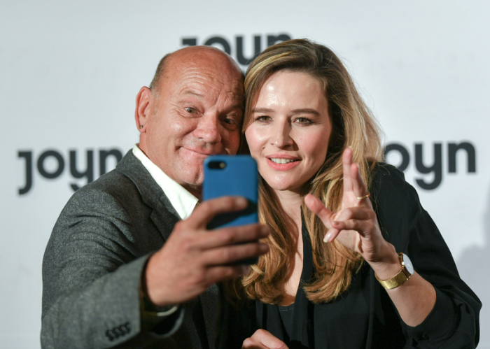 Ulrich Gebauer und Katrin Bauerfeind kommen zur Vorführung der ersten Folge der neuen Comedy-Serie 