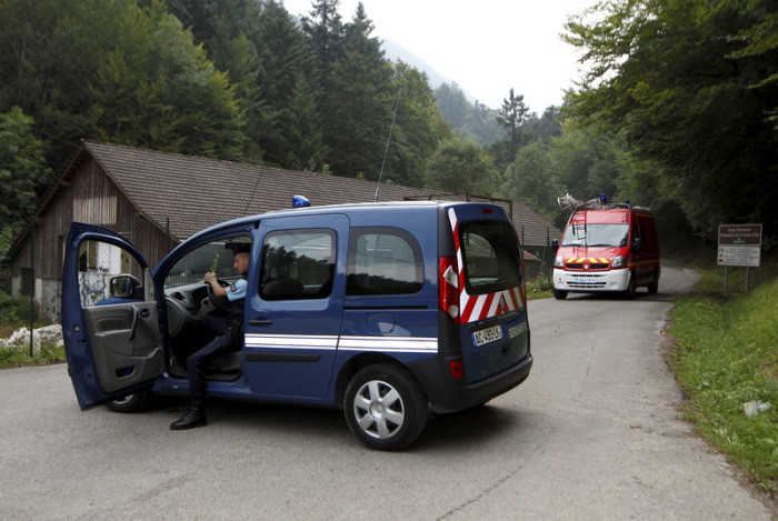 Die französische Polizei sperrt die Straße ab, die zu dem Ort führt, an dem vier Menschen bei einer Schießerei auf einem Parkplatz in Chevaline ums Leben kamen. Archivfoto: epa/NORBERT FALCO/LE DAUPHINE