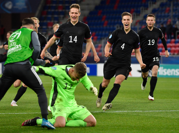 U-21 Männer: EM, Dänemark - Deutschland, Finalrunde, Viertelfinale in der MOL Arena Sosto. Deutsche Spieler feiern ihren Sieg. Foto: Marton Monus/dpa