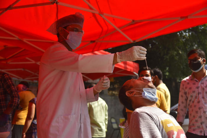 Ein indischer Mitarbeiter des Gesundheitswesens nimmt eine Tupferprobe für den Test auf das Coronavirus COVID-19 in Neu-Delhi. Foto: epa/Idrees Mohammed