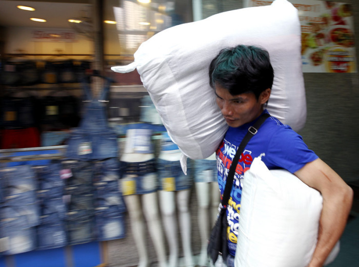 In den Bereichen Siam Square und Ratchadamri müssen die Händler ihre Sachen packen. Foto: epa/Rungroj Yongrit