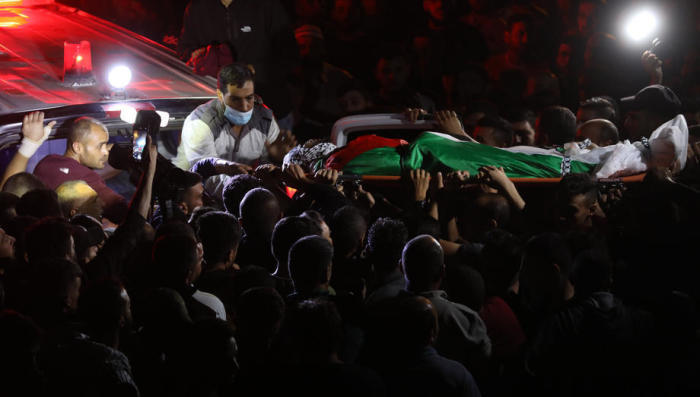 Beisetzung eines palästinensischen Demonstranten im Dorf Beita im Westjordanland. Foto: epa/Alaa Badarneh