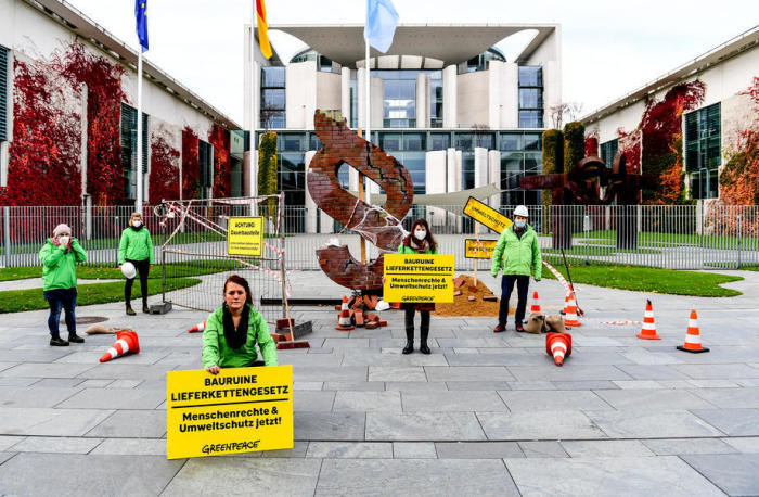 Greenpeace-Aktivisten halten Transparente mit der Aufschrift 