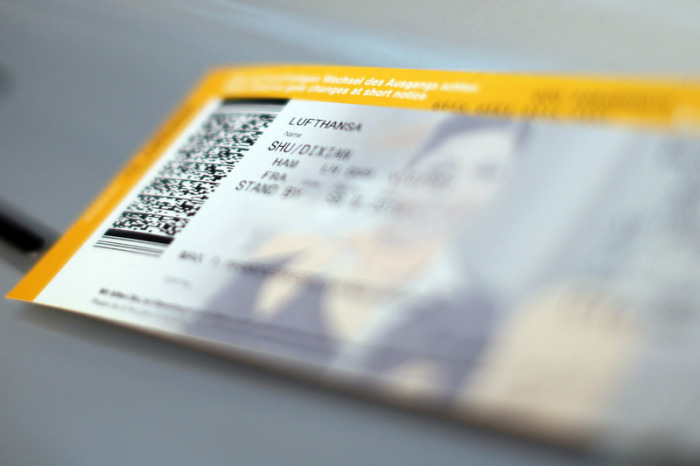 Das Ticket ist da, doch der Flug ging nicht? Dann bekommen Verbraucher ihr Geld zurück. Zahlt die Airline nicht, können sie sich wehren. Foto: Malte Christians/dpa/dpa-tmn
