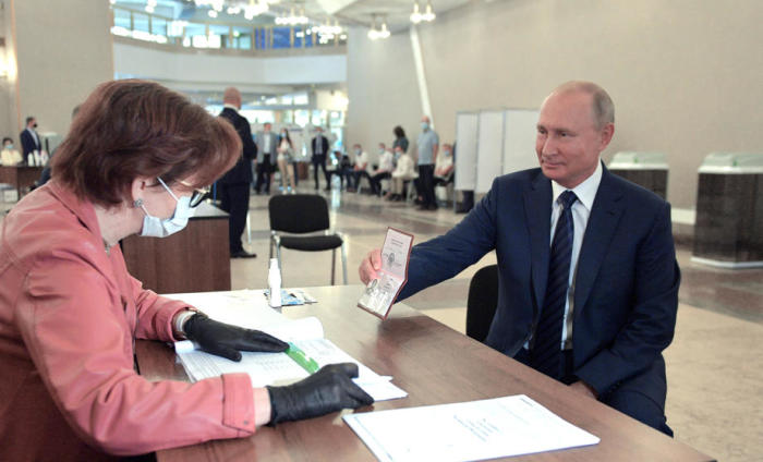 Der russische Präsident Wladimir Putin (R). Foto: epa