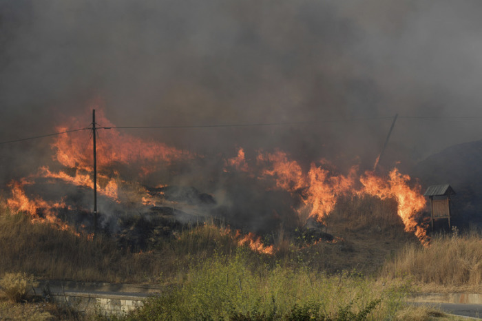 Flammen breiten sich in der Gemeinde Blufi aus. Sizilien, Sardinien, Kalabrien und auch Mittelitalien wurden von Waldbränden schwer getroffen. Foto: Salvatore Cavalli/dpa