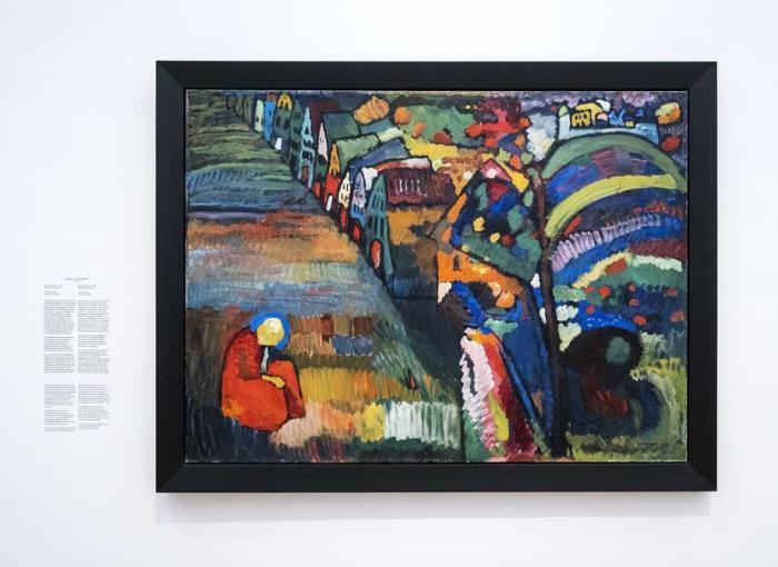 Das Gemälde 'Bild mit Hausern' des russischen Malers Wassily Kandinsky ist im Stedelijk Museum in Amsterdam zu sehen. Foto: epa/Ramon Van Flymen