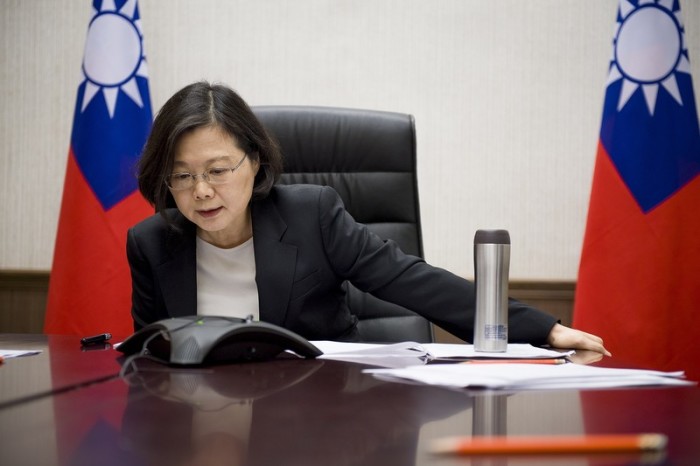Taiwans Präsidentin Tsai Ing-wen lässt sich bei einem Telefonat fotografieren. Foto: epa/Office Of The President Of Taiwan