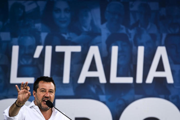Der Vorsitzende der rechtsextremen Lega-Partei, Matteo Salvini, spricht während einer gemeinsamen Kundgebung der drei wichtigsten Rechtsparteien Italiens (Lega, Brüder Italiens und Forza Italia) auf der Piazza del Popo... Foto: epa/Angelo Carconi