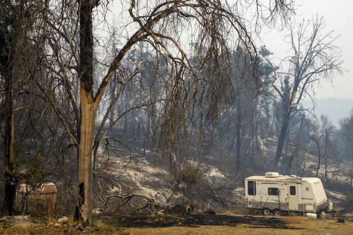 Ein Reisetrailer steht neben der verkohlten Landschaft nach dem Bärenfeuer, die zu den Bränden im North Lightning Complex in Kalifornien gehörte. Foto: epa/Peter Dasilva