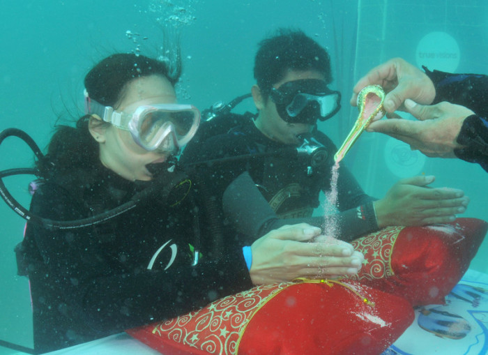 Ein Paar gibt sich das Ja-Wort unter Wasser. Foto: epa/Trang Chamber Of Commerce