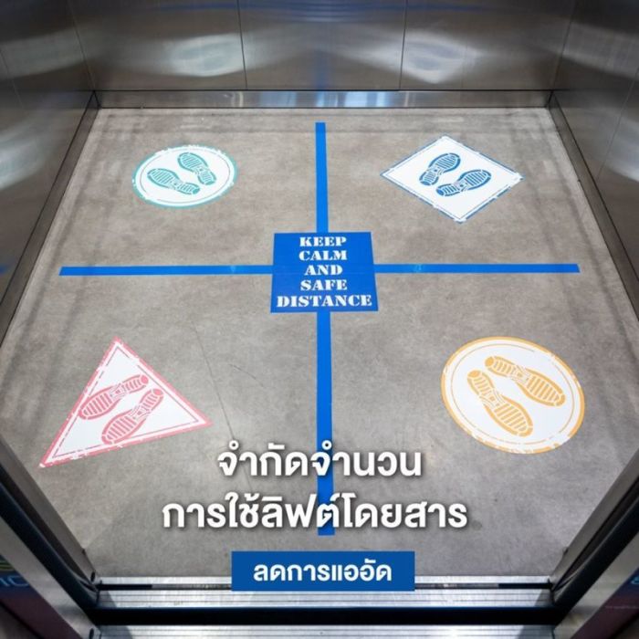 Ob auf der Rolltreppe oder im Lift: Im ganzen Einkaufszentrum befinden sich Vorgaben zur Beachtung der sozialen Distanz. Foto: Terminal 21 Pattaya