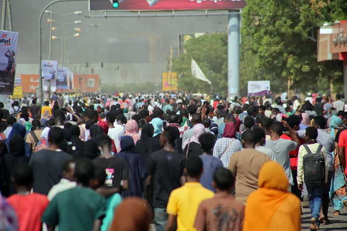Tausende von Demonstranten gehen auf die Straße, um die Machtübernahme durch das Militär zu verurteilen. Foto: Ashraf Idris/Ap/dpa