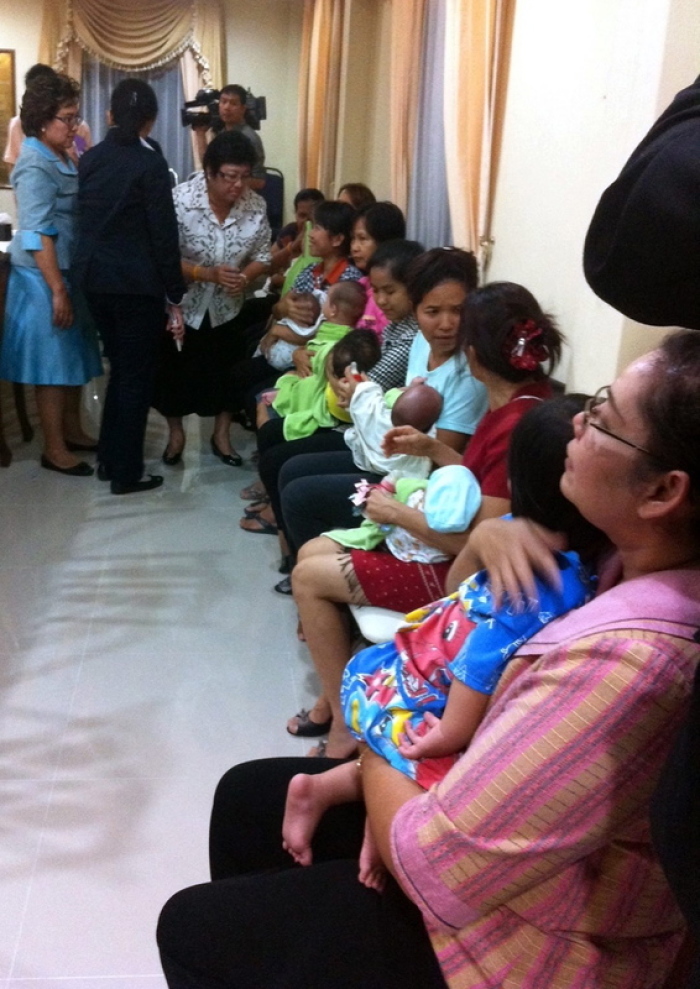05.08.2014, Thailand, Pak Kret: Thailändische Leihmütter halten Babys in einem staatlichen Pflegeheim in der Provinz Nonthaburi am Rande von Bangkok. Foto: STR/epa/dpa