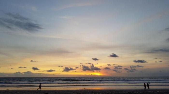 Auf den wunderschönen Sonnenuntergang am Kuta Beach muss der Deutsche wohl erstmal verzichten. Foto: bj