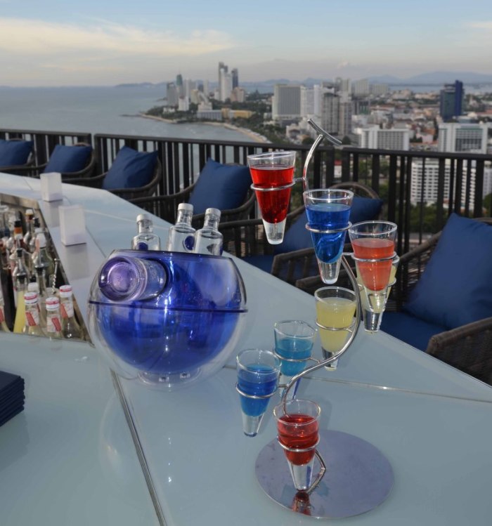 Die Rooftop-Bar des mitten aus der Stadt aufragenden Hotel Hilton lockt als idealer Spot für Sundowners. Fotos: vk
