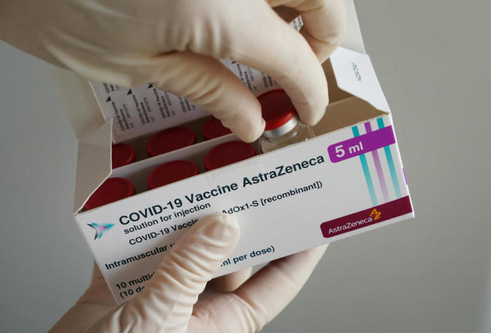 Impfung gegen COVID-19 von AstraZeneca in Arztpraxen als Pilotprojekt in Brandenburg. Foto: epa/Sean Gallup