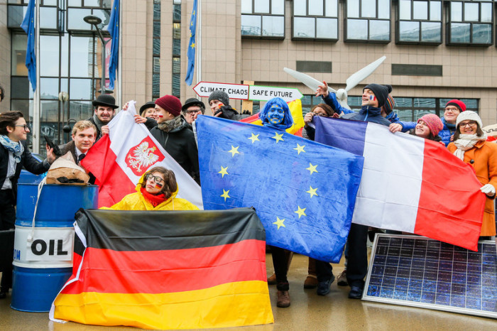 Demonstration auf der Seite des EU-Energieministerrats in Brüssel. Foto: epa/Stephanie Lecocq