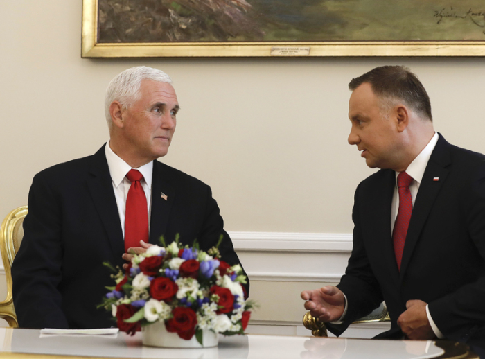 US-Vizepräsident Mike Pence (l) spricht bei einem Treffen mit dem polnischen Präsidenten Andrzej Duda. Foto: Petr David Josek/Ap/dpa