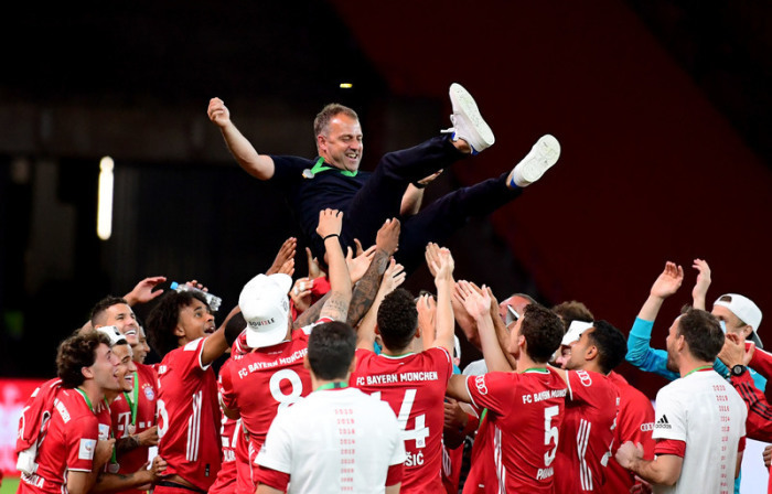 Bayer Leverkusen - FC Bayern München im Olympiastadion. Münchens Trainer Hansi Flick (M) wird von seinen Spielern nach dem Sieg in die Luft geworfen. Foto: Robert Michael/dpa