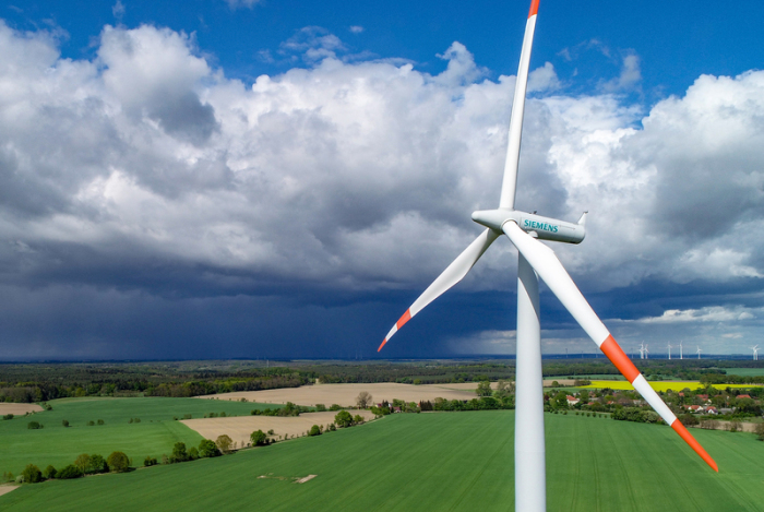 Eine Windenergieanlage des Herstellers Siemens steht auf einem Feld im Landkreis Oder-Spree im Osten des Landes Brandenburg. Foto: Patrick Pleul/dpa-zentralbild/dpa