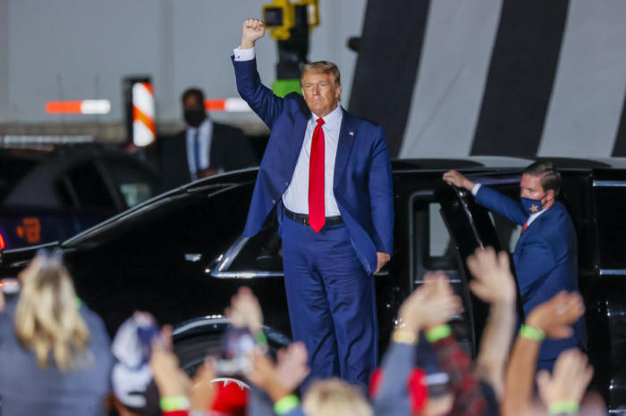 Der US-Präsident Donald J. Trumpf Gesten gegenüber den Anhängern. Foto: epa/Erik S. Lesser