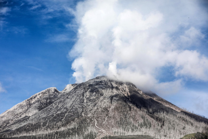 Der Berg Sinabung spuckt vulkanischen Rauch, wie man ihn vom Dorf Tiga Pancur in Karo aus sehen kann. Foto: epa/Dedi Sinuhaji