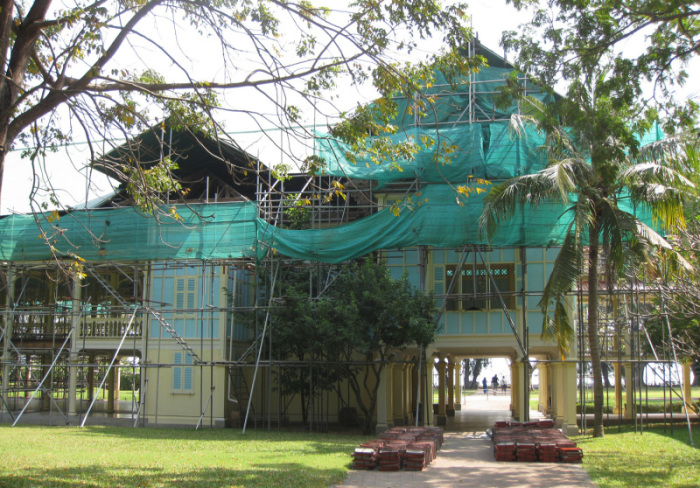 Die ersten Pavillons des Mrigadayavan-Palastes sind eingerüstet. Sanierung und Renovierung haben begonnen.