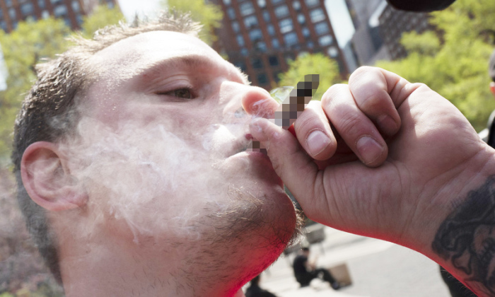 NewYork: Beim „Joints for Jabs“-Event erhielt jeder, der einen Corona-Impfnachweis vorzeigte, einen Gratis-Joint. Foto: Mark Lennihan/Ap/dpa