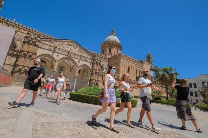 Sehenswürdigkeiten im Hintergrund der Kathedrale im historischen Zentrum von Palermo, Insel Sizilien, Süditalien. Foto: epa/Igor Petyx