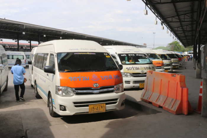 Fahrern öffentlicher Transportmittel, u. a. von Vans, drohen hohe Bußgelder, wenn sie die Reisewelle an Songkran zu ihrem Gunsten nutzen und Fahrgäste übervorteilen. Foto: The Nation