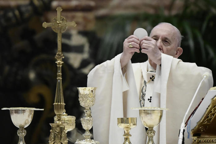 Papst Franziskus zelebriert die Eucharistie während der Ostersonntagsmesse im Petersdom im Vatikan. Foto: epa/Filippo Monteforte