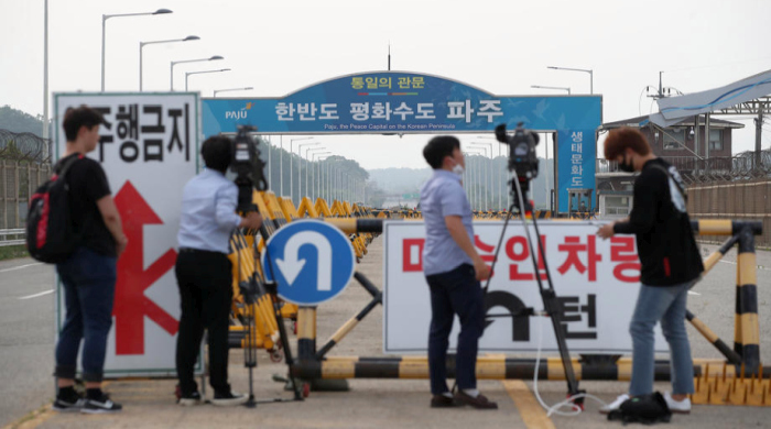 Reporter warten an der Wiedervereinigungsbrücke, nachdem Nordkorea das innerkoreanische Verbindungsbüro im nordkoreanischen Industriekomplex Kaesong in Paju, Südkorea, in die Luft gesprengt hat. epa/YONHAP